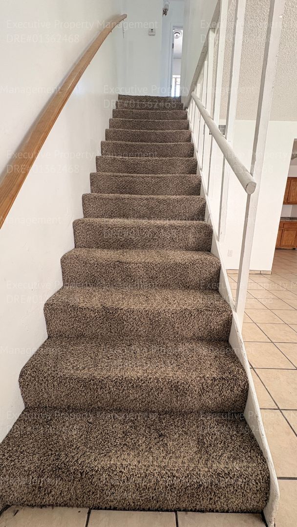 Building Photo - 2 bedroom 1.5 bathroom townhome