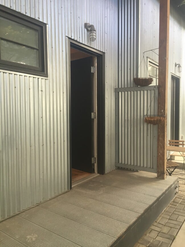 Building Photo - 346 Pierpont Ave