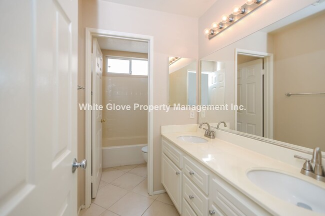 Building Photo - 4 Bedroom in Fullerton's Somerset Gated Co...
