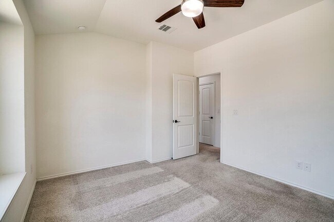 Building Photo - 516 Ayinger Ln