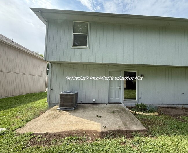 Building Photo - 2 Story Freshly Updated Duplex in Raytown
