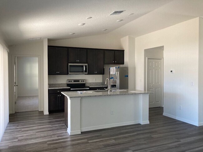 Building Photo - Like new 3/2/2 with screened in porch! Located close to the beach, shopping, parks and so much mo...