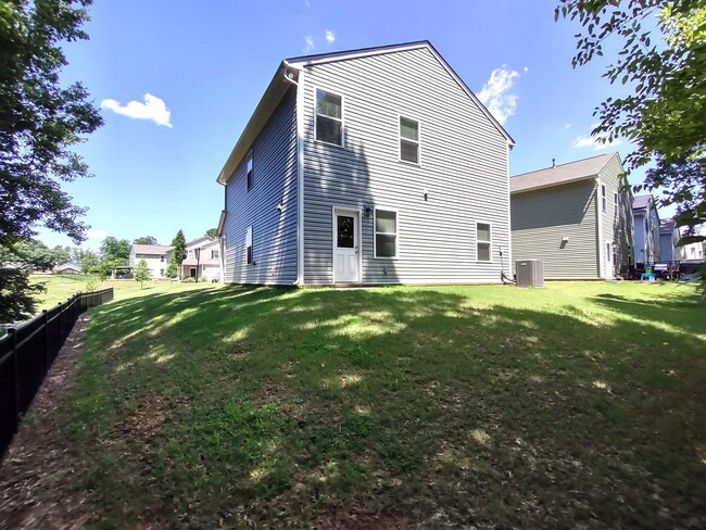 Building Photo - Beautiful Home located in the Starmount Co...