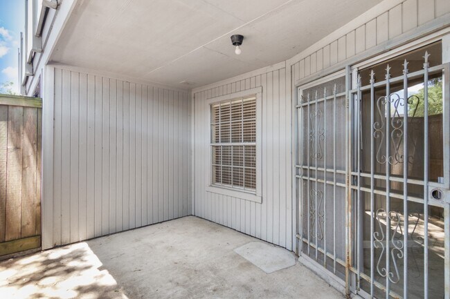 Building Photo - 10835 Braes Bend Dr