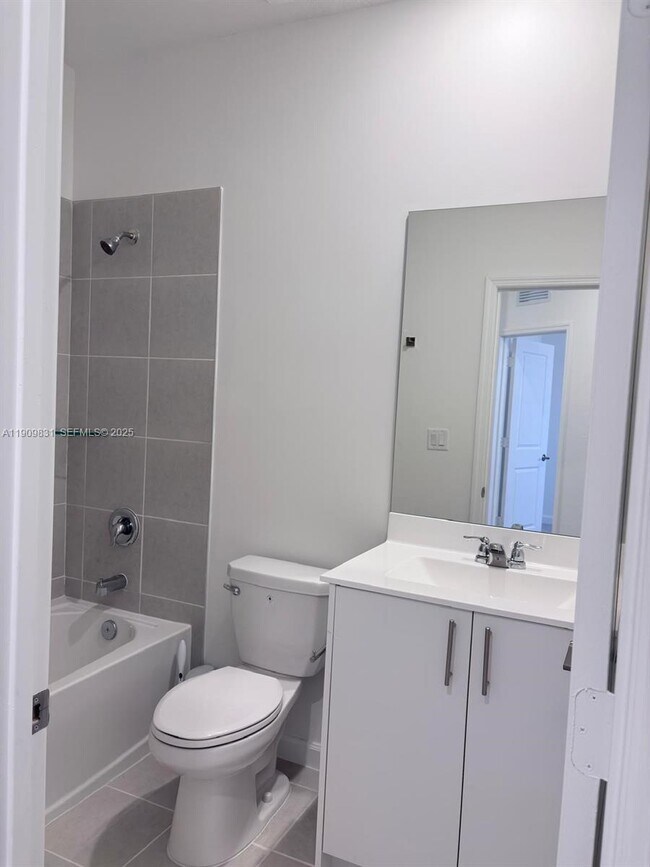 Building Photo - 2490 SE 29th St