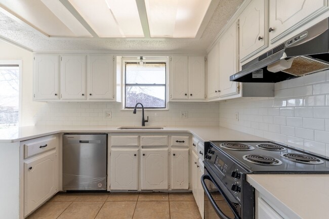 Building Photo - Cute 4 bedroom House