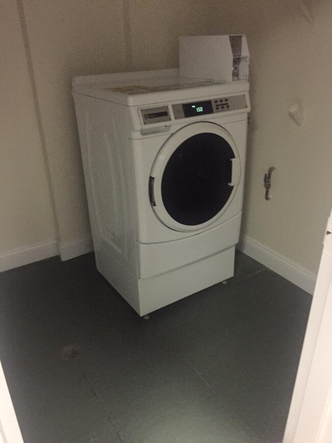 Building Photo - 450 7th St