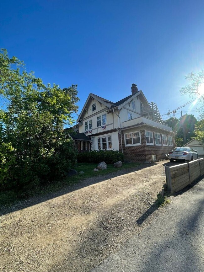 Building Photo - 725 Church St