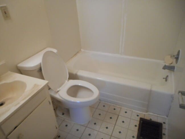 Building Photo - 2 BR Apartment Near University of Saint Fr...