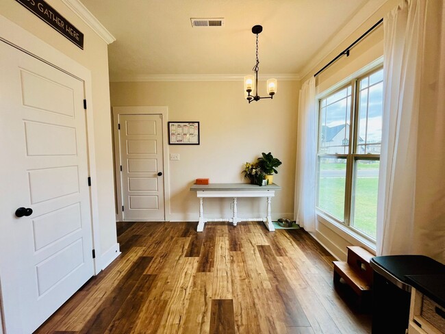 Building Photo - Georgous Large Open Floor Plan Home with Easy Commute to Nashville
