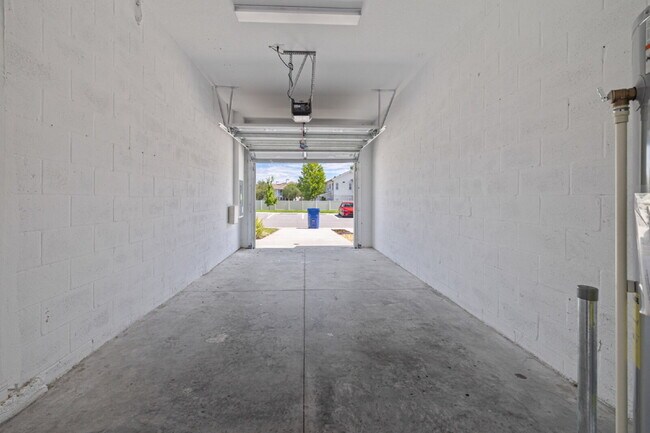 Building Photo - "Charming Water-view Retreat in a gated co...