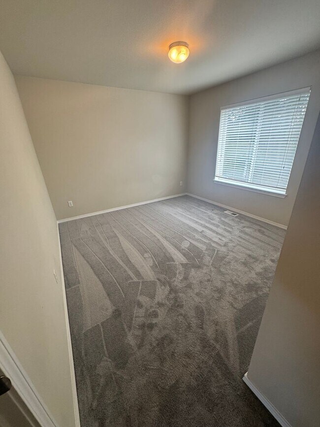 Building Photo - Three Bedroom, 2 Bath Home with New Carpet...
