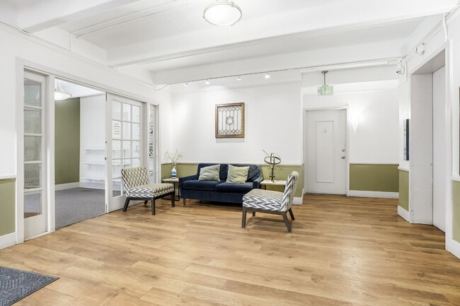 Building Photo - Spacious Cap Hill Condo with Garage Parking