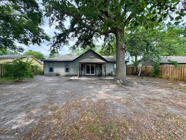 Building Photo - 330 McQueen Cir