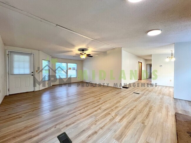 Building Photo - 373 McLee Rd