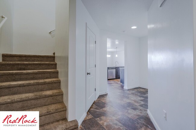 Building Photo - End Unit Fossil Hills Townhome with 3 Beds and 2.5 Baths