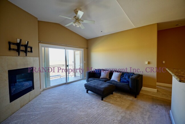 Building Photo - Top Floor Condo with Private Washer/Dryer ...