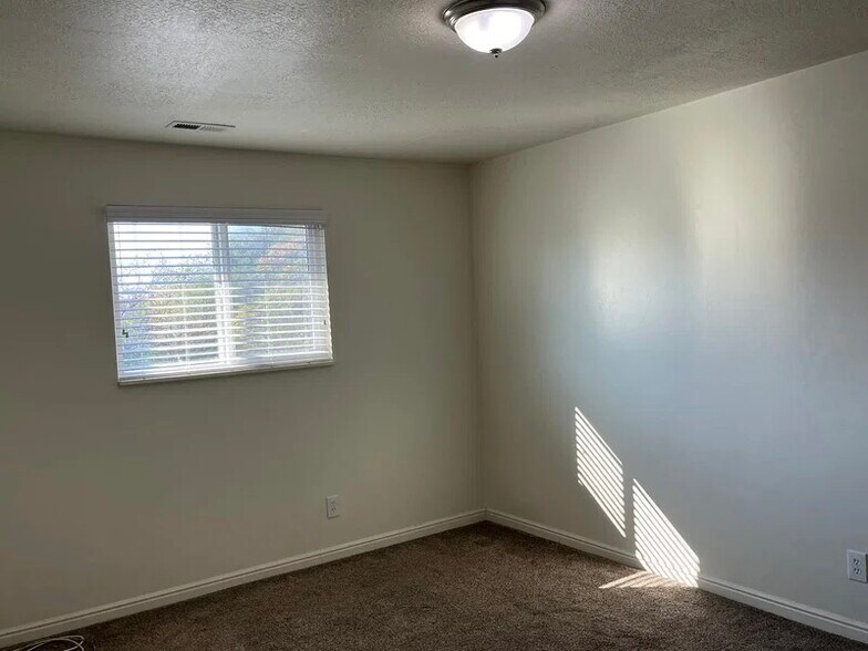 Building Photo - 177 W 975 N