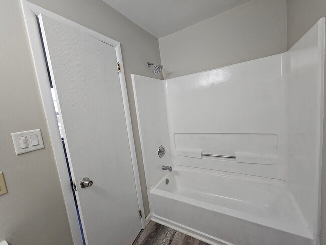 Building Photo - 3 Bedroom 1.5  bathroom End unit Townhouse near Bethlehem Catholic High School.