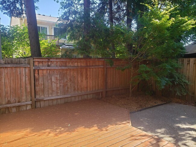 Building Photo - Wonderful John's Landing Updated Townhouse...