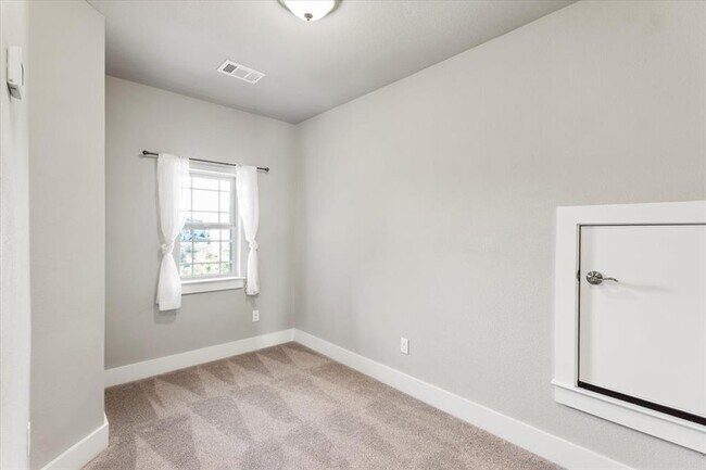 Building Photo - 710 Arrow Point Dr