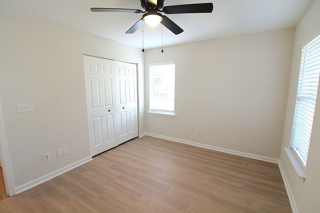 Building Photo - Newly Renovated 2 Bedroom Townhome!!