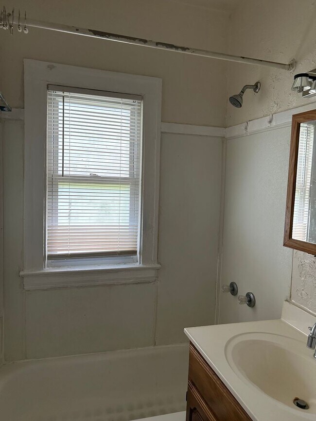 Building Photo - Spacious 3-Bedroom, 2-Bath First Floor  Ap...