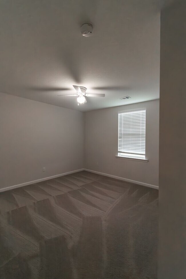 Building Photo - 57 White Pine Way