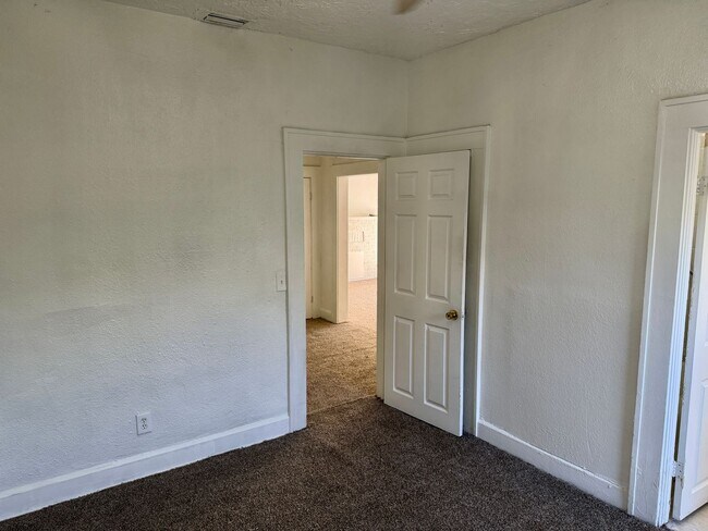 Building Photo - 3/1 Located in South St. Pete!