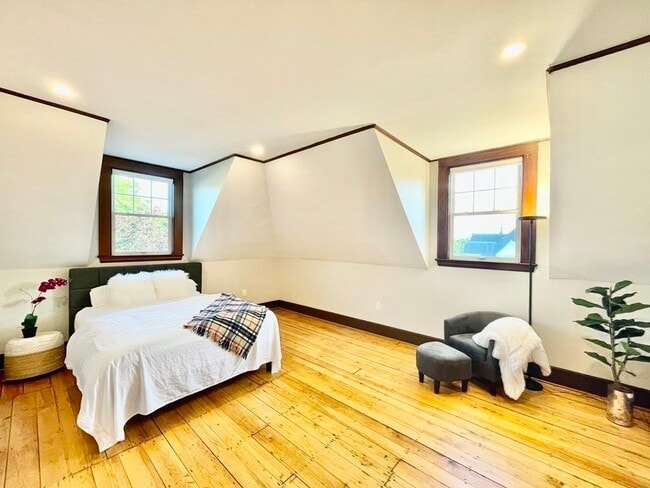 Building Photo - 102 Thurston St