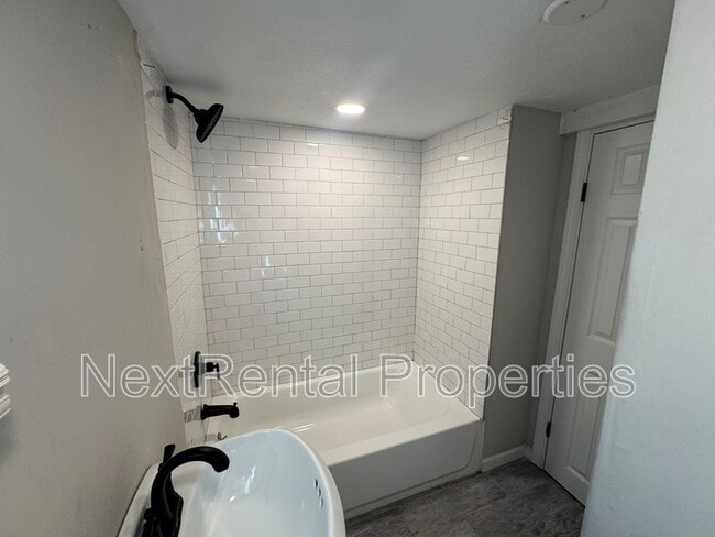 Building Photo - 535 Robinhood Rd