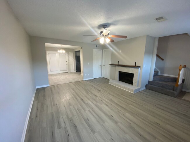 Building Photo - NEW LISTING - Updated Townhome Available f...