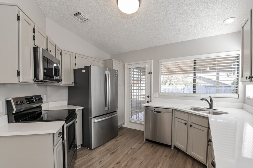 Building Photo - 10231 Cll Del Este