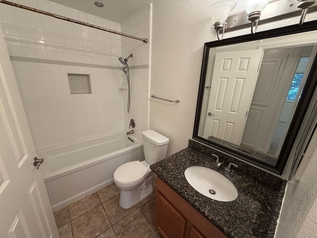 Building Photo - 2 Bedroom / 1 Bathroom | Upstairs Condo Available Now