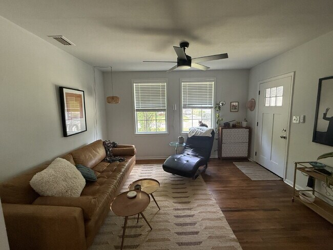 Building Photo - AVAILABLE EARLY JULY:  UPDATED 2 BEDROOM 1...