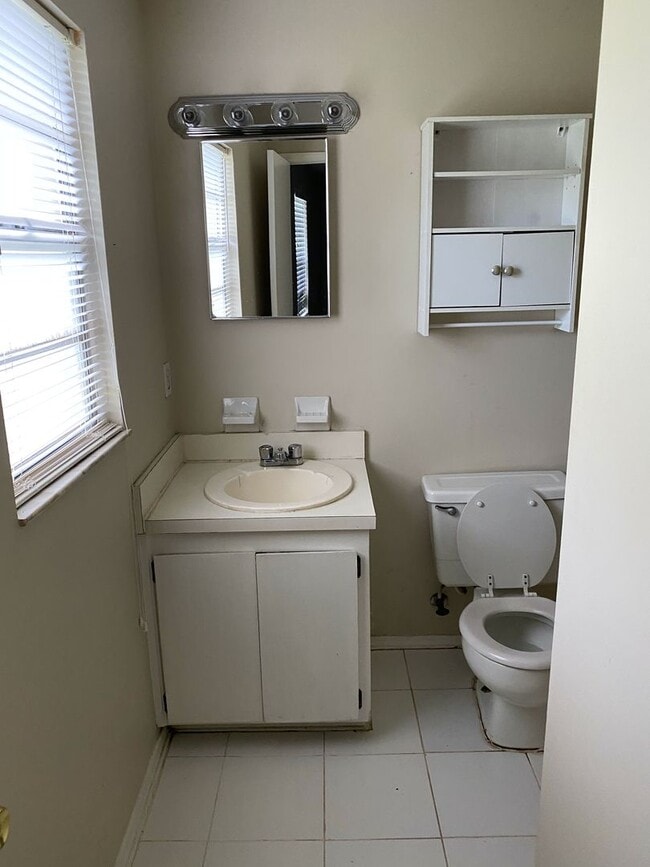 Building Photo - 3 bedroom home in Greenwood!