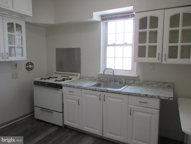 Building Photo - 4123-4100 Tyson Ave