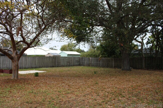Building Photo - 2533 SE Grand Dr