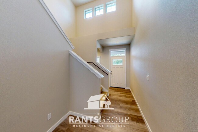 Building Photo - Beautiful 3 bedroom, 2.5 bath, 2-story home in Steilacoom Ridge