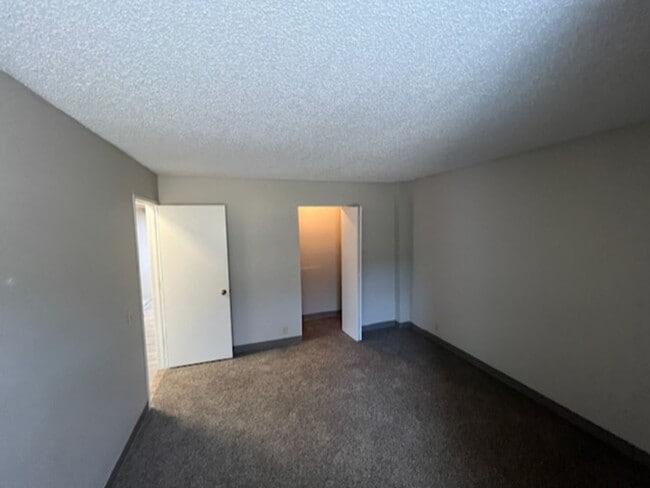 Building Photo - Spacious 2 bd w/walk-in entry