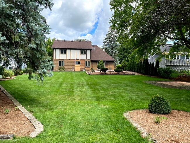 Building Photo - 1346 Leverenz Rd