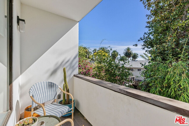 Building Photo - 2147 Beachwood Dr