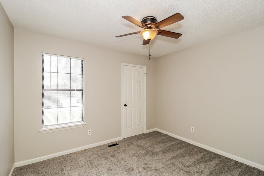 Building Photo - 3240 Beaver Dr