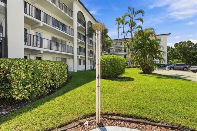 Building Photo - 2525 W Bay Dr
