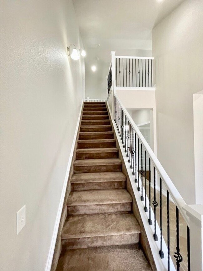 Building Photo - Stunning 4 Bed/4 Bath Home in Banning Lewis Ranch