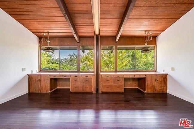Building Photo - 5961 Wrightcrest Dr