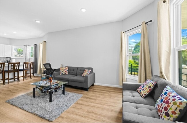 Building Photo - 87 Isabella Ave