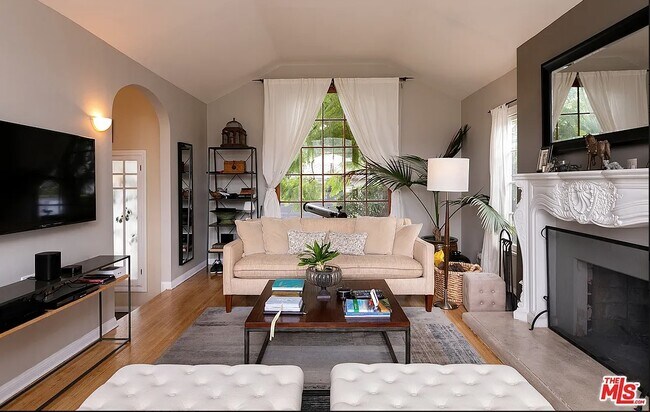 Building Photo - 2472 Hollyridge Dr