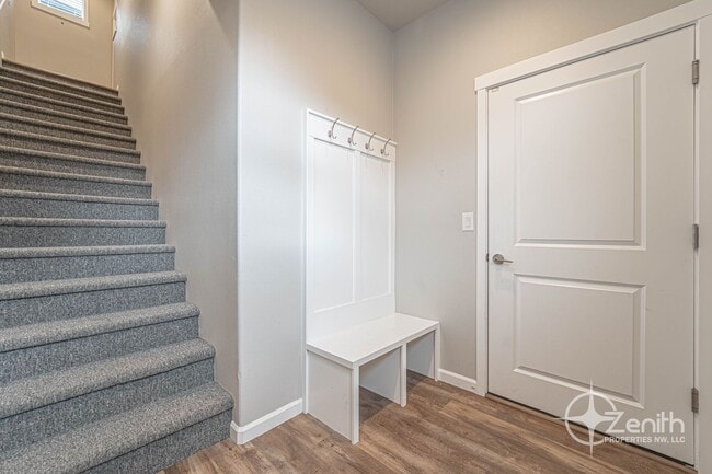 Building Photo - 3 Bedroom Mt. Vista Townhouse! Modern Fini...