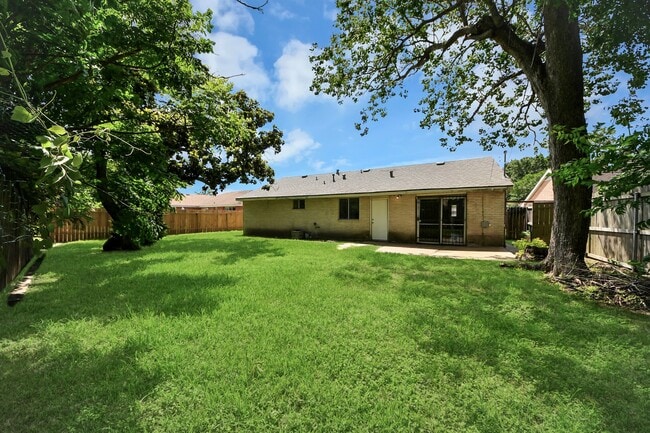 Building Photo - 4710 Lotus St